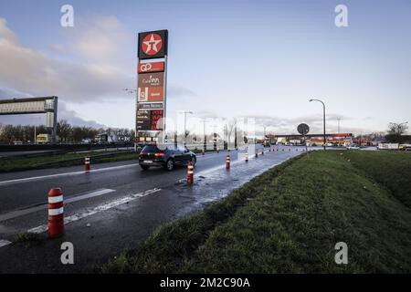 L'immagine mostra l'area di parcheggio della stazione di servizio Texaco sull'autostrada E40 a Groot-Bijgaarden, venerdì 19 gennaio 2018. Durante la notte, una pattuglia di polizia è stata attaccata da circa 40 persone, durante un'azione di controllo sulla migrazione in transito. 16 aggressori sono stati arrestati. FOTO DI BELGA THIERRY ROGE Foto Stock