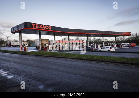 L'immagine mostra l'area di parcheggio della stazione di servizio Texaco sull'autostrada E40 a Groot-Bijgaarden, venerdì 19 gennaio 2018. Durante la notte, una pattuglia di polizia è stata attaccata da circa 40 persone, durante un'azione di controllo sulla migrazione in transito. 16 aggressori sono stati arrestati. FOTO DI BELGA THIERRY ROGE Foto Stock