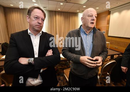 Ryanair COO Peter Bellew e CNE Yves Lambot hanno illustrato all'inizio di un incontro tra una delegazione della compagnia aerea irlandese a basso costo Ryanair e il sindacato CNE-LBC, vicino all'aeroporto di Bruxelles, a Zaventem, venerdì 19 gennaio 2018. Per la prima volta Ryanair ha accettato di incontrare i sindacati cristiani LBC-CNE. FOTO DI BELGA ERIC LALMAND Foto Stock