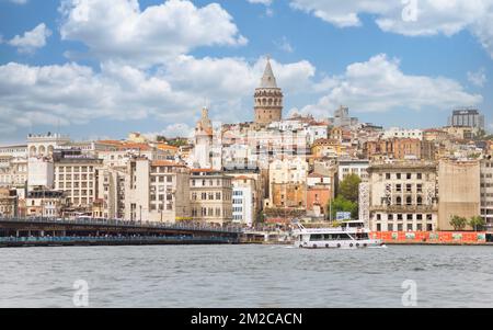 Istanbul, Turchia - 25 agosto 2022: Skyline della città, tra cui il Ponte di Galata con ristoranti di pesce tradizionali nel passaggio sotto il ponte, e la Torre di Galata in fondo Foto Stock