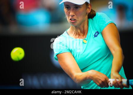 Il belga Elise Mertens guarda la palla durante una partita di tennis tra il belga Elise Mertens (WTA 37) e la croazione Petra Martic (WTA 89), nel quarto round del torneo femminile di single al Grand Slam di tennis 'Australian Open', domenica 21 gennaio 2018 a Melbourne Park, Melbourne, Australia. Questo primo grande slam della stagione si svolgerà dal 15 al 28 gennaio. FOTO DI BELGA PATRICK HAMILTON Foto Stock