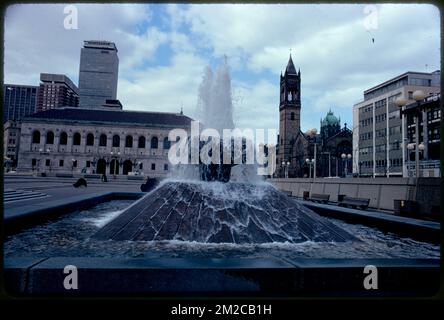 Copley Sq. Gruppo - verso Biblioteca pubblica, Città e paesi, Plazas, Fontane. Fotografie di Ernst Halberstadt Foto Stock