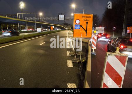 Circolazione rallentata beacause di lavori stradali al tunnel reyers | Travaux dans le tunnel Reyers. Conseguenza sur la circolazione. Embouteillage, ralentissements 29/01/2018 Foto Stock