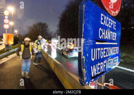 Circolazione rallentata beacause di lavori stradali al tunnel reyers | Travaux dans le tunnel Reyers. Conseguenza sur la circolazione. Embouteillage, ralentissements 29/01/2018 Foto Stock