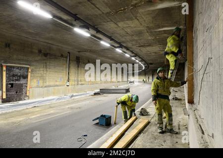 Circolazione rallentata beacause di lavori stradali al tunnel reyers | Travaux dans le tunnel Reyers. Conseguenza sur la circolazione. Embouteillage, ralentissements 29/01/2018 Foto Stock