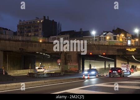 Circolazione rallentata beacause di lavori stradali al tunnel reyers | Travaux dans le tunnel Reyers. Conseguenza sur la circolazione. Embouteillage, ralentissements 29/01/2018 Foto Stock