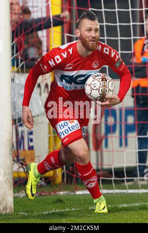 Il Teddy Chevalier di Kortrijk festeggia dopo aver segnato la finale della Croky Cup 1/2, prima tappa, partita tra KV Kortrijk e RC Genk, a Kortrijk, martedì 30 gennaio 2018. BELGA FOTO KURT DESPLENTER Foto Stock