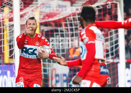 Il Teddy Chevalier di Kortrijk festeggia dopo aver segnato la finale della Croky Cup 1/2, prima tappa, partita tra KV Kortrijk e RC Genk, a Kortrijk, martedì 30 gennaio 2018. BELGA FOTO KURT DESPLENTER Foto Stock