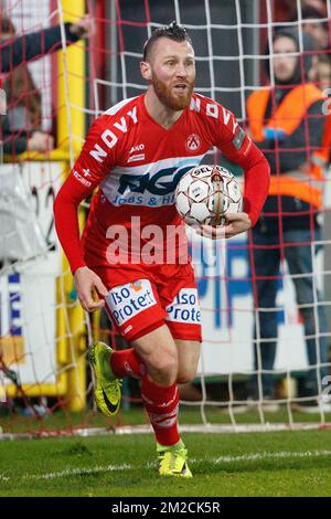 Il Teddy Chevalier di Kortrijk festeggia dopo aver segnato la finale della Croky Cup 1/2, prima tappa, partita tra KV Kortrijk e RC Genk, a Kortrijk, martedì 30 gennaio 2018. BELGA FOTO KURT DESPLENTER Foto Stock