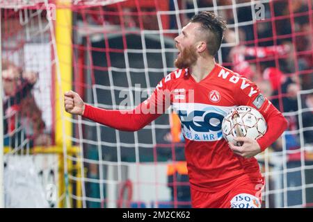 Il Teddy Chevalier di Kortrijk festeggia dopo aver segnato la finale della Croky Cup 1/2, prima tappa, partita tra KV Kortrijk e RC Genk, a Kortrijk, martedì 30 gennaio 2018. BELGA FOTO KURT DESPLENTER Foto Stock