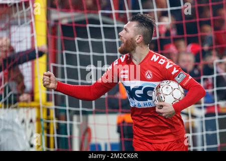 Il Teddy Chevalier di Kortrijk festeggia dopo aver segnato la finale della Croky Cup 1/2, prima tappa, partita tra KV Kortrijk e RC Genk, a Kortrijk, martedì 30 gennaio 2018. BELGA FOTO KURT DESPLENTER Foto Stock