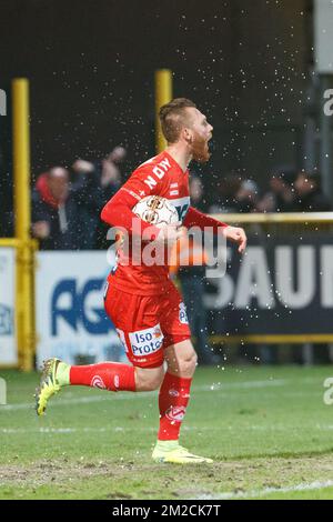 Il Teddy Chevalier di Kortrijk festeggia dopo aver segnato la finale della Croky Cup 1/2, prima tappa, partita tra KV Kortrijk e RC Genk, a Kortrijk, martedì 30 gennaio 2018. BELGA FOTO KURT DESPLENTER Foto Stock