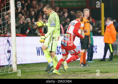 Il Teddy Chevalier di Kortrijk festeggia dopo aver segnato la finale della Croky Cup 1/2, prima tappa, partita tra KV Kortrijk e RC Genk, a Kortrijk, martedì 30 gennaio 2018. BELGA FOTO KURT DESPLENTER Foto Stock