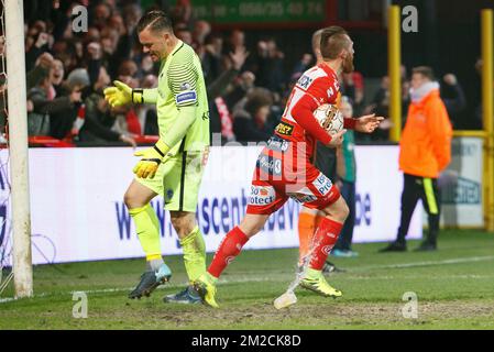 Il Teddy Chevalier di Kortrijk festeggia dopo aver segnato la finale della Croky Cup 1/2, prima tappa, partita tra KV Kortrijk e RC Genk, a Kortrijk, martedì 30 gennaio 2018. BELGA FOTO KURT DESPLENTER Foto Stock