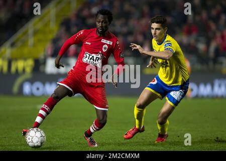 Jonathan Pitroipa di Anversa e Rachid Ait Atmane di Waasland-Beveren, nella foto, durante la partita della Jupiler Pro League tra il Royal Antwerp FC e Waasland-Beveren, ad Anversa, venerdì 02 febbraio 2018, il giorno 25 della Jupiler Pro League, la stagione calcistica belga 2017-2018. BELGA FOTO KRISTOF VAN ACCOM Foto Stock