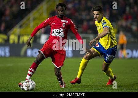 Jonathan Pitroipa di Anversa e Rachid Ait Atmane di Waasland-Beveren, nella foto, durante la partita della Jupiler Pro League tra il Royal Antwerp FC e Waasland-Beveren, ad Anversa, venerdì 02 febbraio 2018, il giorno 25 della Jupiler Pro League, la stagione calcistica belga 2017-2018. BELGA FOTO KRISTOF VAN ACCOM Foto Stock