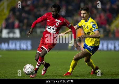 Jonathan Pitroipa di Anversa e Rachid Ait Atmane di Waasland-Beveren, nella foto, durante la partita della Jupiler Pro League tra il Royal Antwerp FC e Waasland-Beveren, ad Anversa, venerdì 02 febbraio 2018, il giorno 25 della Jupiler Pro League, la stagione calcistica belga 2017-2018. BELGA FOTO KRISTOF VAN ACCOM Foto Stock