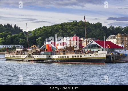 PS Waverley, ultimo battello a vapore a pale che trasporta passeggeri nel porto di Oban, Argyll e Bute, Scozia | le PS Waverley, bateau dernier à roues à aubes à passagers dans le port d'Oban, Argyll e Bute, Ecosse, Royaume-uni 05/06/2017 Foto Stock