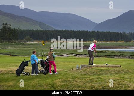 Tre donne anziane nel campo da golf scozzese giocano a Lochcarron, Wester Ross, Scozia, Regno Unito | Femmes agées sur le green jouant du golf à Lochcarron, Wester Ross, Ecosse, Royaume-uni 01/06/2017 Foto Stock