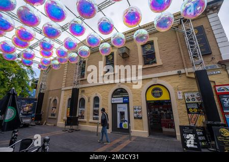 Adelaide, Australia. 14 dicembre 2022. A Rundle Street, i premiati artisti Renzo B. Larriviere e Zara Pasfield dell'Atelier Sisu di Sydney, nell'ambito della nuova installazione di luci "Christmas Splendour", sono esposti 50 colori brillanti. Credit: amer Ghazzal/Alamy Live News Foto Stock