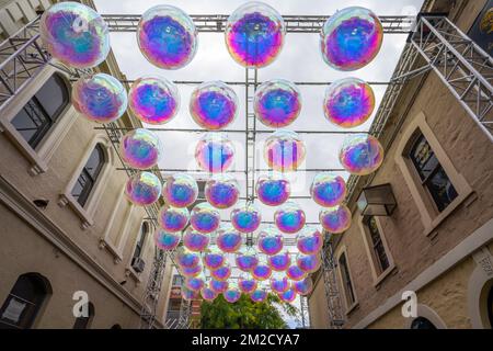 Adelaide, Australia. 14 dicembre 2022. A Rundle Street, i premiati artisti Renzo B. Larriviere e Zara Pasfield dell'Atelier Sisu di Sydney, nell'ambito della nuova installazione di luci "Christmas Splendour", sono esposti 50 colori brillanti. Credit: amer Ghazzal/Alamy Live News Foto Stock