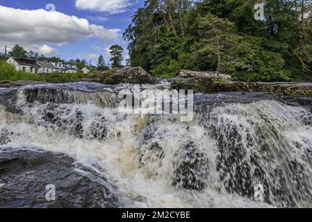 Cascate di Dochart, rapide di acque bianche nel villaggio di Killin, Loch Lomond & il Trossachs National Park, Stirling, Scozia, UK | Les Cascades Cascate di Dochart à Killin, Stirling, Ecosse, Royaume-uni 07/06/2017 Foto Stock