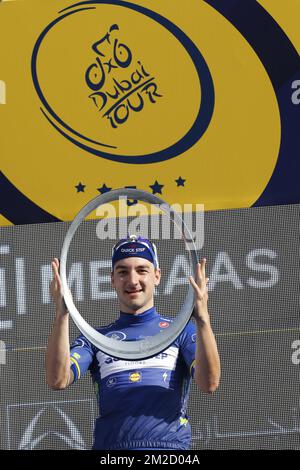 L'italiano Elia Viviani dei piani Quick-Step festeggia sul podio come vincitore della classificazione Generale dopo la quinta e ultima tappa del Dubai Tour 2018, a 129 km dallo Skydive e dalla City Walk di Dubai, negli Emirati Arabi Uniti, sabato 10 febbraio 2018. Il Dubai Tour 2018 si svolge dal 6 al 10 febbraio. FOTO DI BELGA YUZURU SUNADA Foto Stock