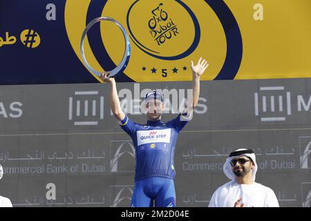 L'italiano Elia Viviani dei piani Quick-Step festeggia sul podio come vincitore della classificazione Generale dopo la quinta e ultima tappa del Dubai Tour 2018, a 129 km dallo Skydive e dalla City Walk di Dubai, negli Emirati Arabi Uniti, sabato 10 febbraio 2018. Il Dubai Tour 2018 si svolge dal 6 al 10 febbraio. FOTO DI BELGA YUZURU SUNADA Foto Stock