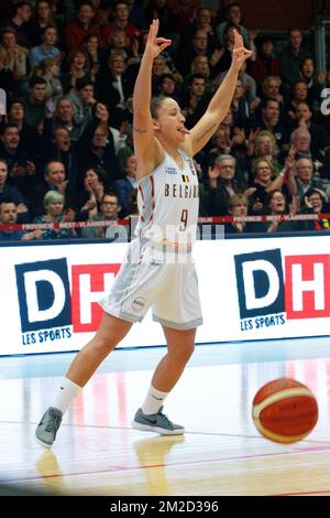 Il belga Cats Marjorie Carpreaux festeggia dopo aver segnato la partita di qualificazione Euro 2019 tra il belga Cats, la nazionale belga di basket, e la Svizzera, mercoledì 14 febbraio 2018, a Kortrijk. BELGA FOTO KURT DESPLENTER Foto Stock