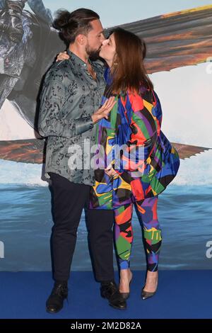 Roma, Italia. 13th Dec, 2022. Riccardo Cotumaccio (L) e Michela Giraud (R) partecipano al tappeto blu del film 'Avatar la via dell'acqua' allo Space Cinema moderno. Credit: SOPA Images Limited/Alamy Live News Foto Stock