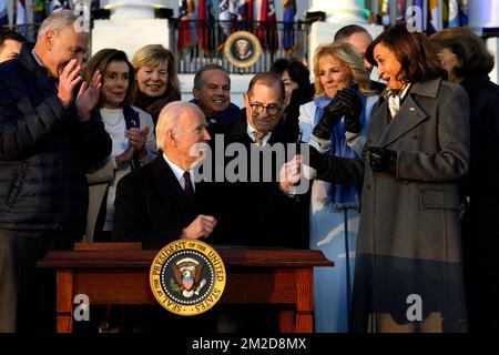 Il Presidente degli Stati Uniti Joe Biden presenta una penna al Vice Presidente degli Stati Uniti Kamala Harris dopo aver firmato il RESPECT for Marriage Act durante una cerimonia sul prato meridionale della Casa Bianca a Washington, DC il 13 dicembre 2022. Credito: Yuri Gripas/Pool tramite CNP /MediaPunch Foto Stock