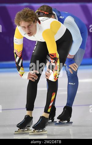 Il pattinatore belga Mathias Voste ha mostrato le sue foto durante le finali del torneo maschile di pattinaggio di velocità 1000m ai XXIII Giochi Olimpici invernali di venerdì 23 febbraio 2018 a Pyeongchang, Corea del Sud. Le Olimpiadi invernali si terranno dal 9 febbraio al 25 febbraio nella contea di Pyeongchang, Corea del Sud. FOTO DI BELGA DIRK WAEM Foto Stock