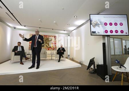 Il CFO di Belfius Johan Vankelecom, il presidente del consiglio di amministrazione di Belfius Jos Clijsters e l'amministratore delegato di Belfius Marc Raisiere hanno illustrato nel corso di una conferenza stampa per presentare i risultati di 2017 anni dell'istituto finanziario Belfius, venerdì 23 febbraio 2018 alla torre Belfius di Bruxelles. FOTO DI BELGA NICOLAS MAETERLINCK Foto Stock