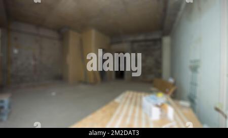 Costruzione interna di un nuovo progetto di casa con pareti in cemento grigio. Scale in stanza vuota. Stanza vuota defocusa e sfocata senza Foto Stock