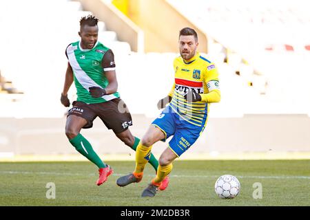 Johanna Omolo di Cercle e Benjamin 'Benji' De Ceulaer di Westerlo combattono per la palla durante una partita di calcio tra Cercle Brugge KSV e KVC Westerlo, domenica 25 febbraio 2018, il giorno 28 della divisione 1B della competizione della Lega Proximus del campionato belga. BELGA FOTO KURT DESPLENTER Foto Stock