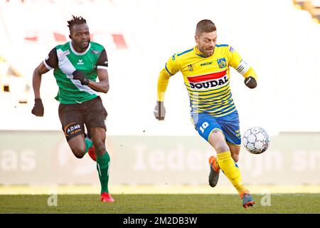 Johanna Omolo di Cercle e Benjamin 'Benji' De Ceulaer di Westerlo combattono per la palla durante una partita di calcio tra Cercle Brugge KSV e KVC Westerlo, domenica 25 febbraio 2018, il giorno 28 della divisione 1B della competizione della Lega Proximus del campionato belga. BELGA FOTO KURT DESPLENTER Foto Stock