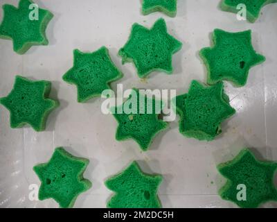 chef baker affettare rosso giallo violetto e verde stella e a forma di cuore panini colorati in cucina catering Foto Stock