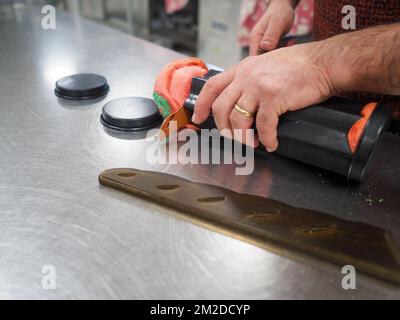 chef baker affettare rosso giallo violetto e verde stella e a forma di cuore panini colorati in cucina catering Foto Stock