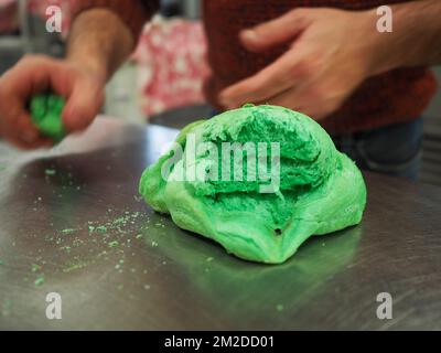 chef baker affettare rosso giallo violetto e verde stella e a forma di cuore panini colorati in cucina catering Foto Stock