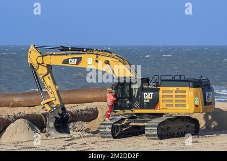 Caterpillar 352F XE, hydraulic excavator used by Dredging International / DEME for sand replenishment / beach nourishment along the North Sea coast | Caterpillar 352F XE, pelle mécanique hydraulique de Dredging International / DEME pour sable de reconstitution sur la plage d'Ostende pour réduire les dommages créés par des tempêtes, Belgique 22/02/2018 Stock Photo