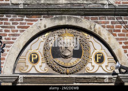 Uno dei 14 busti del Conte delle Fiandre, Filippo II di Spagna / Philippus Filius sul 16th ° secolo casa fronte De Gekroonde Hoofden, Gand, Belgio | buste de Philippe II, roi d'Espagne sur la facciata du ristorante De Gekroonde Hoofden à Gand, Belgique 28/02/2018 Foto Stock