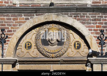 Uno dei 14 busti del Conte delle Fiandre, Filippo i di Castiglia / Philippus Formosus sul 16th ° secolo casa fronte De Gekroonde Hoofden, Gand, Belgio | buste de Philippe Ier, roi de Castille / Philippe de Habsbourg ou d'Autriche sur la facciata du ristorante De Gekroonde Hoofden à Gand, Belgio 28/02/2018 Foto Stock