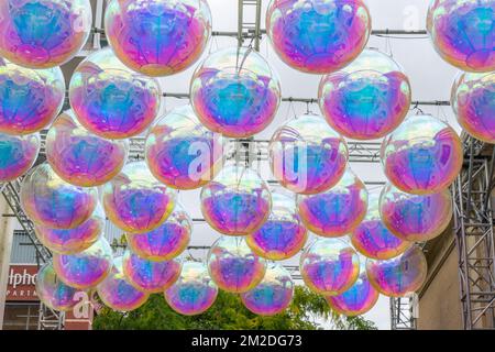 Adelaide, Australia. 14 dicembre 2022. A Rundle Street, i premiati artisti Renzo B. Larriviere e Zara Pasfield dell'Atelier Sisu di Sydney, nell'ambito della nuova installazione di luci "Christmas Splendour", sono esposti 50 colori brillanti. Credit: amer Ghazzal/Alamy Live News Foto Stock