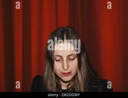 Laura Groeseneken aka 'Sennek' nella foto durante la presentazione del candidato belga al concorso di canzoni televisive 'Eurovision Song Contest', lunedì 05 marzo 2018 a Bruxelles. Nel mese di maggio 'Sennek', artista di Laura Groeseneken, si recherà a Lisboa, Portogallo per rappresentare il Belgio. FOTO DI BELGA DIRK WAEM Foto Stock