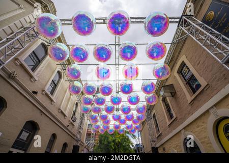 Adelaide, Australia. 14 dicembre 2022. A Rundle Street, i premiati artisti Renzo B. Larriviere e Zara Pasfield dell'Atelier Sisu di Sydney, nell'ambito della nuova installazione di luci "Christmas Splendour", sono esposti 50 colori brillanti. Credit: amer Ghazzal/Alamy Live News Foto Stock