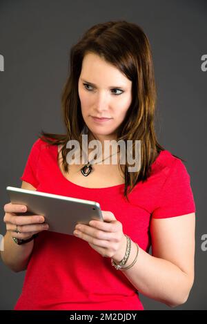 Giovane donna e tecnologia. | Jeune femme et technologie. 07/03/2018 Foto Stock