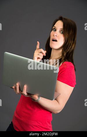 Giovane donna e tecnologia. | Jeune femme et technologie. 07/03/2018 Foto Stock