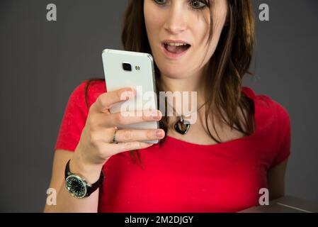 Giovane donna e tecnologia. | Jeune femme et technologie. 07/03/2018 Foto Stock