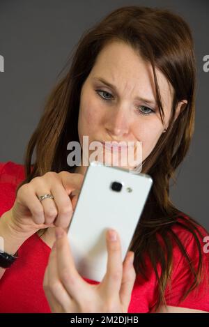 Giovane donna e tecnologia. | Jeune femme et technologie. 07/03/2018 Foto Stock