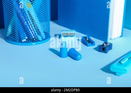 Inserti auricolari in schiuma e cancelleria su sfondo blu Foto Stock